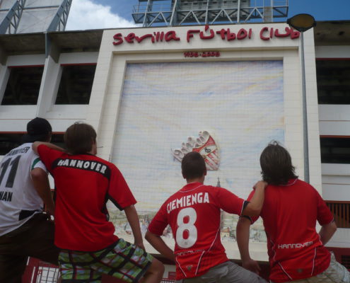 211-sevilla-verrueckte-fans-vor-dem-stadion